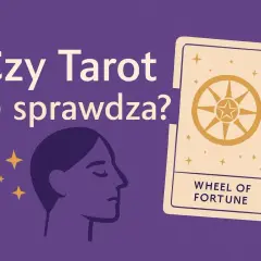 Czy tarot się sprawdza? Profil kobiety wpatrzony w kartę Koło Fortuny, otoczony gwiazdkami.