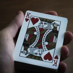 Król kier w dłoni, zapowiedź rozkładu kart klasycznych na 3 miesiące.