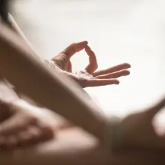 Dłonie w mudrze, symbolizującej spokój i harmonię. To gest, który może wspierać fale theta leczenie i głęboki relaks.