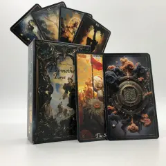 Promethe Tarot z kartami, w tym kartą XIX ze Słońcem i dzieckiem, oraz kartą z QR kodem.