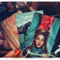 Karty tarota, koń, kobieta z księżycem na czole – to wszystko może pomóc zrozumieć, dlaczego tarot się sprawdza, oferując refleksję i wskazówki.