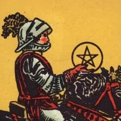 Rycerz monet tarot, w zbroi, na koniu, trzyma monetę z pentagramem.