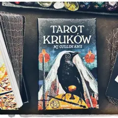 Karty tarota "Tarot Kruków" MJ Cullinane, z wizerunkami kruków i symboliką. Widoczne są okładki talii i rozłożone karty z numerami.