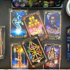 Rozłożone karty tarota, w tym "Gwiazda" i "Śmierć", oraz pudełko "Tarot Snow". Zastanawiasz się, tarot co to? To narzędzie do wróżenia.