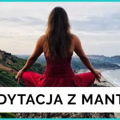 Kobieta w czerwonej sukience medytuje na klifie nad morzem. Poznaj, co to mantra i jak może odmienić Twoje życie.