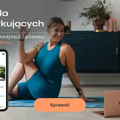 Kobieta ćwiczy jogę w domu. Na ekranie telefonu widać kurs "Joga dla początkujących", który zachęca do spróbowania ćwiczeń.