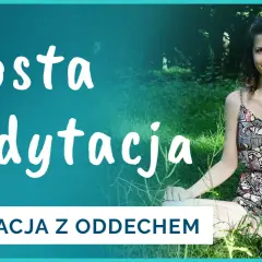 Kobieta w letniej sukience siedzi na trawie w pozycji medytacyjnej. Napis "Prosta medytacja" i "Medytacja z oddechem" sugeruje, jak nauczyć się medytować.