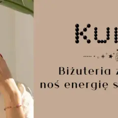 Kobieta w biżuterii zodiakalnej, jakby w magiczną noc kairu. Logo KULKA i hasło "Biżuteria zodiakalna, noś energię swojego znaku".