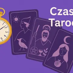 Złoty zegarek kieszonkowy obok kart Tarota. Czas w Tarocie jest kluczowy, by zrozumieć przeszłość, teraźniejszość i przyszłość.