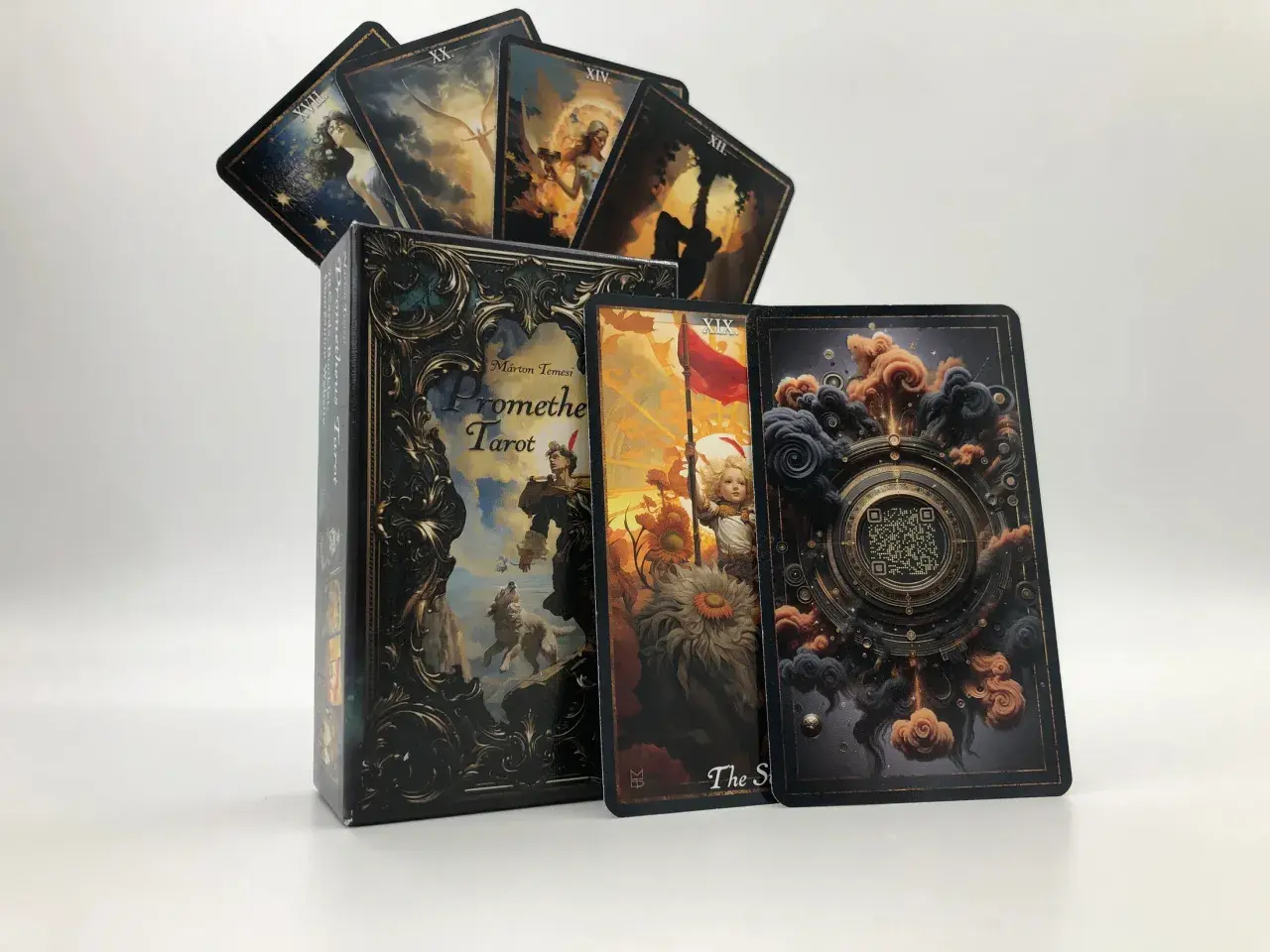 Promethe Tarot z kartami, w tym kartą XIX ze Słońcem i dzieckiem, oraz kartą z QR kodem.