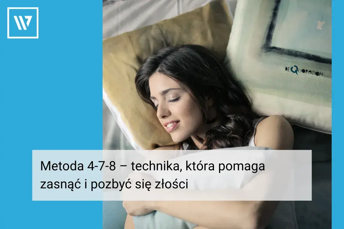 Kobieta śpi spokojnie, otulona poduszkami. Metoda 4-7-8 pomaga jej zasnąć i pozbyć się złości.