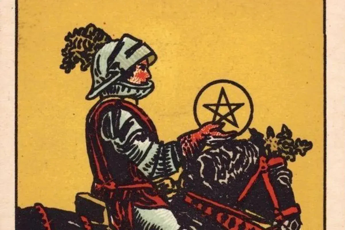 Rycerz monet tarot, w zbroi, na koniu, trzyma monetę z pentagramem.
