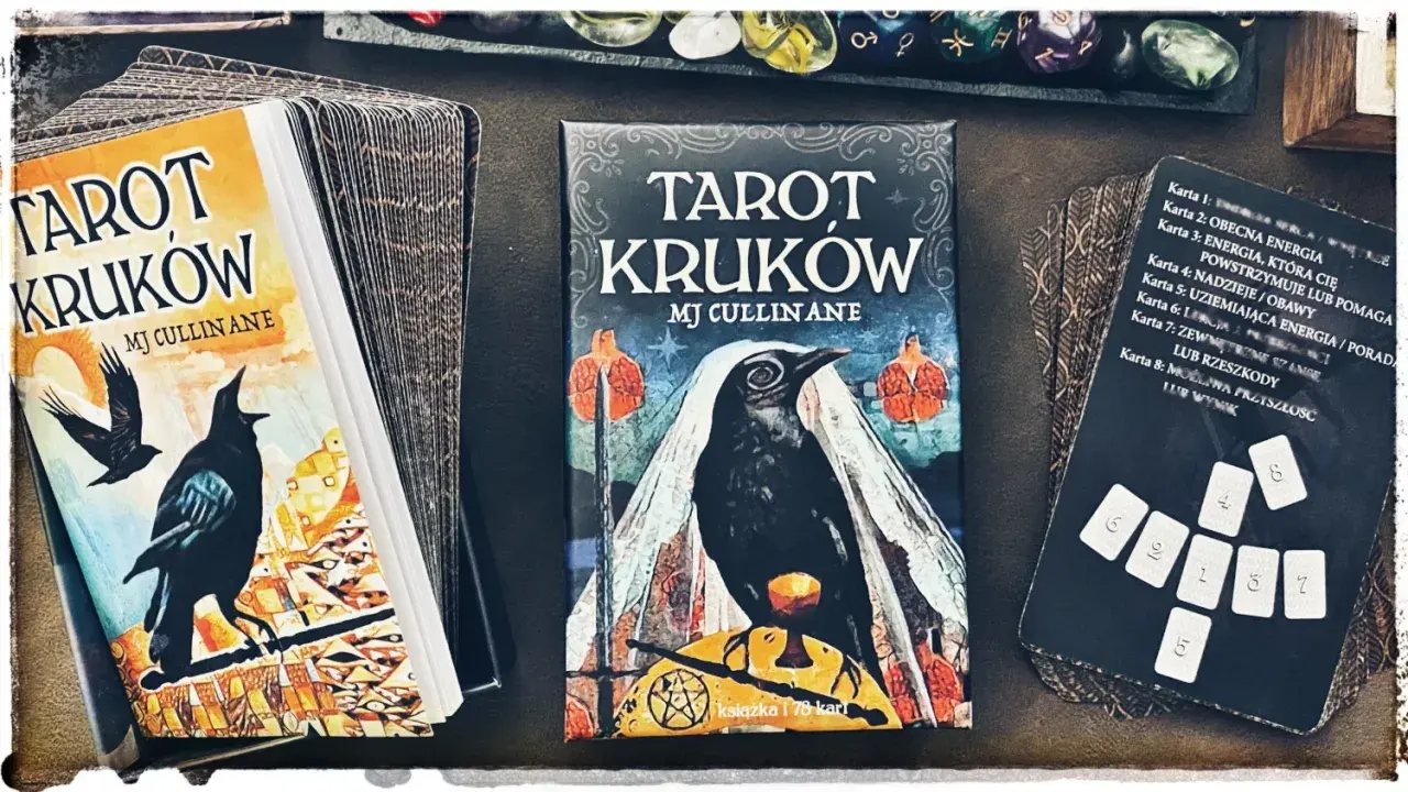 Karty tarota "Tarot Kruków" MJ Cullinane, z wizerunkami kruków i symboliką. Widoczne są okładki talii i rozłożone karty z numerami.