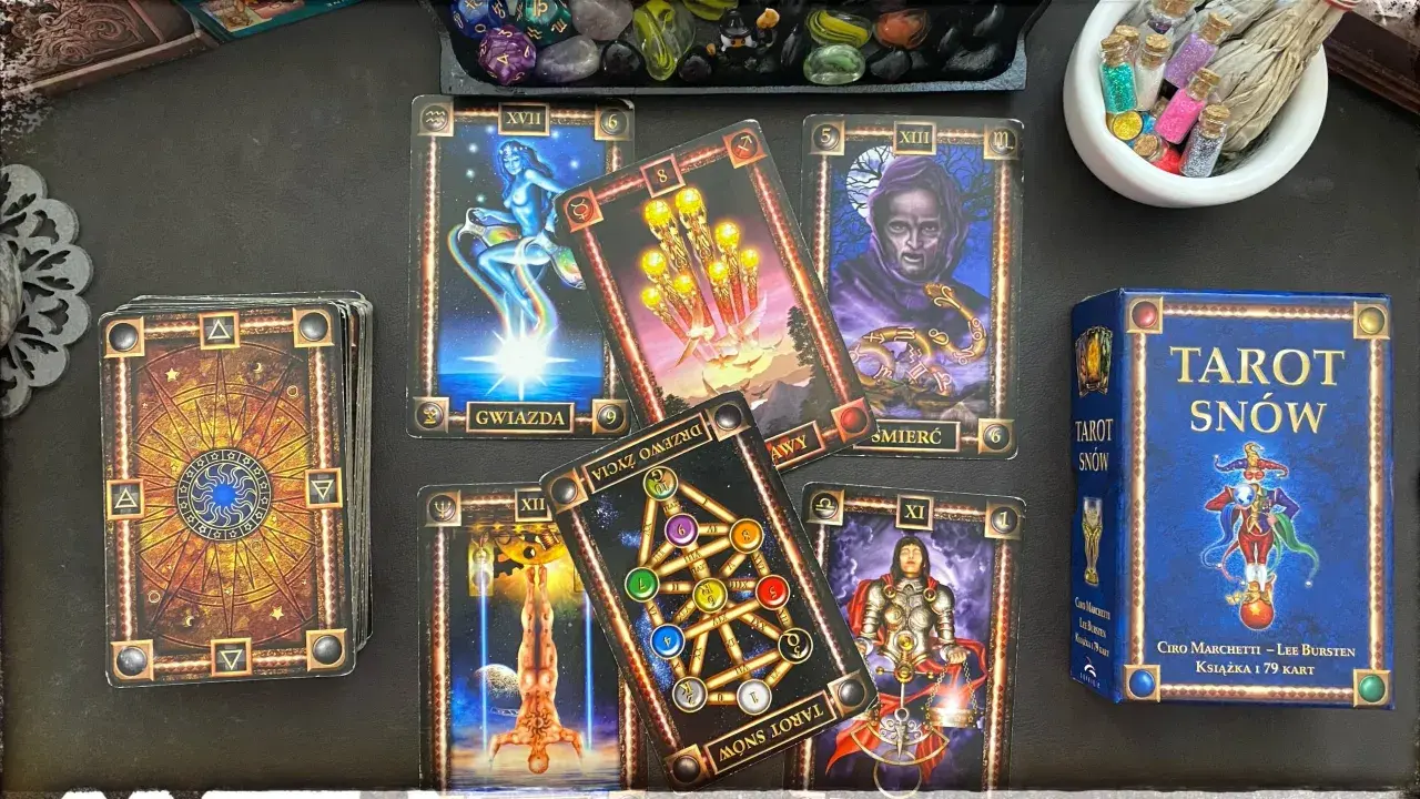 Rozłożone karty tarota, w tym "Gwiazda" i "Śmierć", oraz pudełko "Tarot Snow". Zastanawiasz się, tarot co to? To narzędzie do wróżenia.