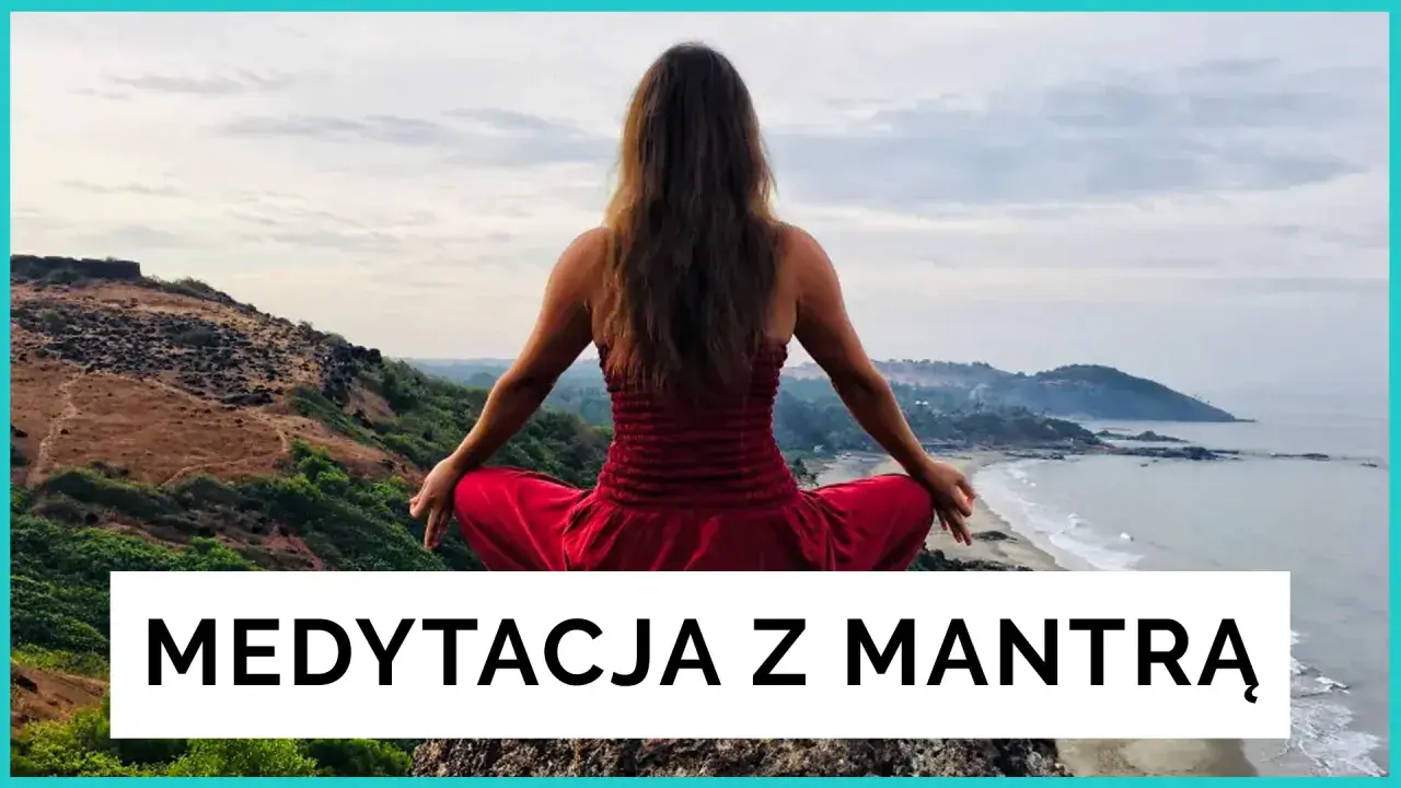 Kobieta w czerwonej sukience medytuje na klifie nad morzem. Poznaj, co to mantra i jak może odmienić Twoje życie.
