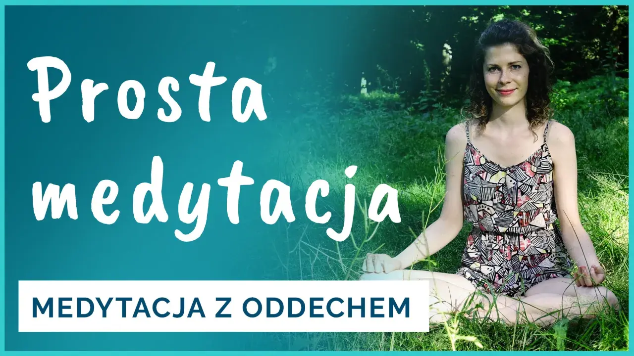 Kobieta w letniej sukience siedzi na trawie w pozycji medytacyjnej. Napis "Prosta medytacja" i "Medytacja z oddechem" sugeruje, jak nauczyć się medytować.