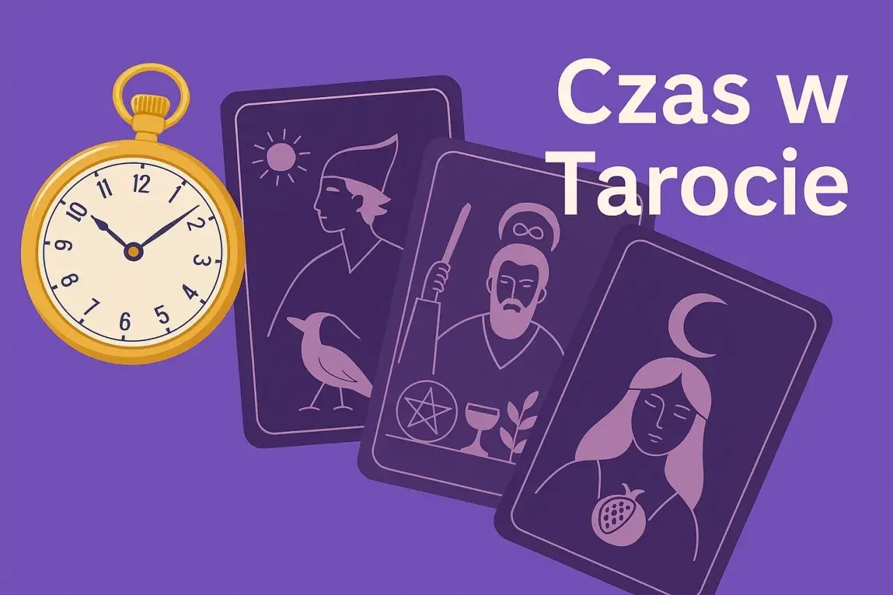 Złoty zegarek kieszonkowy obok kart Tarota. Czas w Tarocie jest kluczowy, by zrozumieć przeszłość, teraźniejszość i przyszłość.