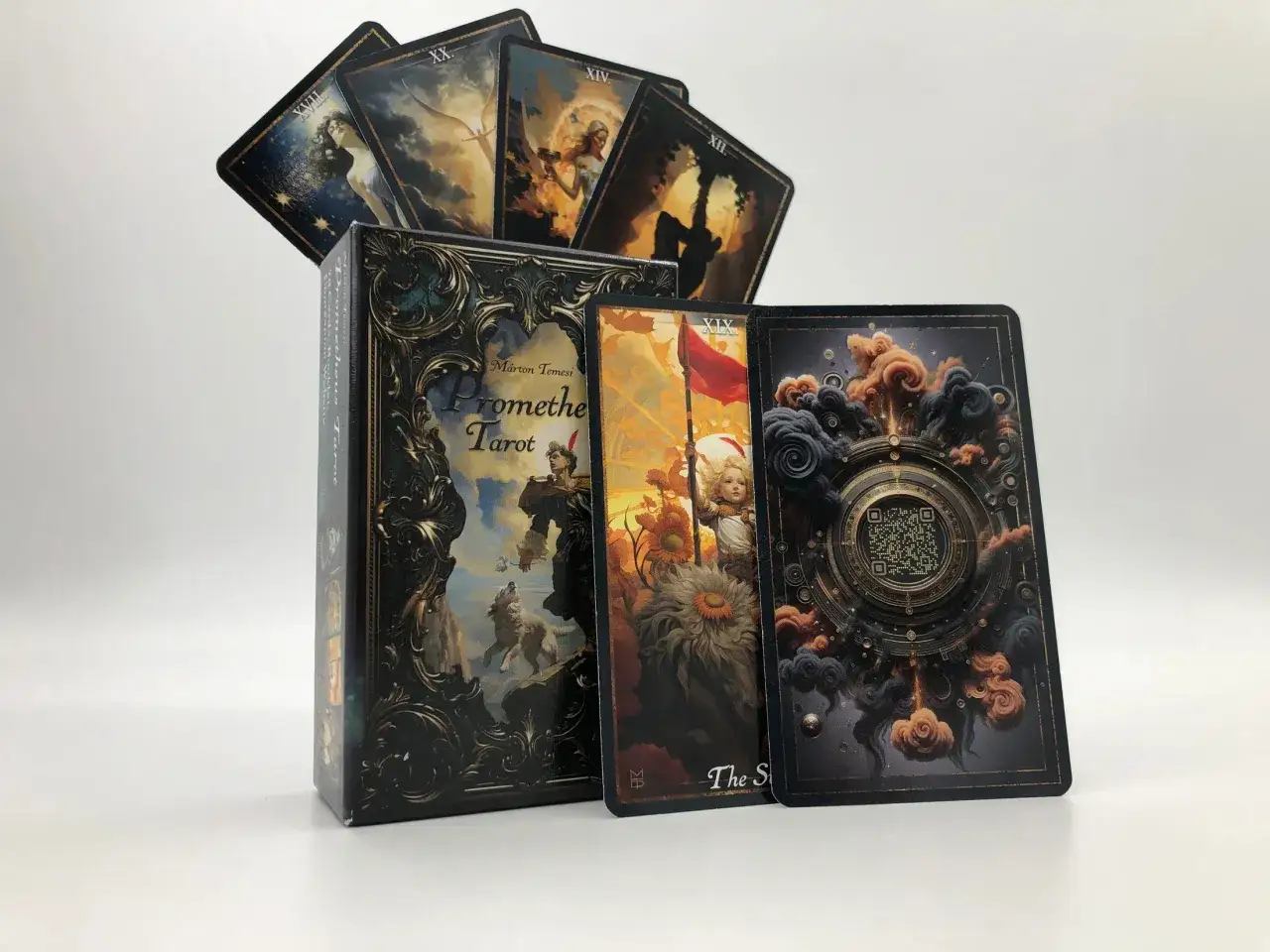 Karty talii Promethe Tarot, w tym karta XIX Słońce, prezentują bogate ilustracje. Widoczna jest również pudełko talii.