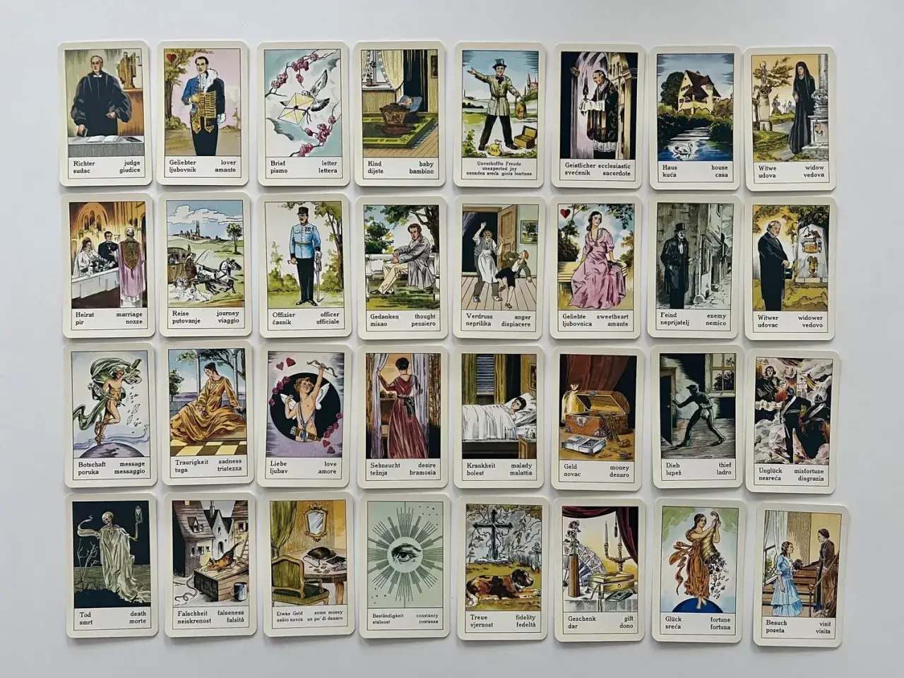 Magia kart, tarot cygański. Obrazy przedstawiają scenki z życia, od miłości po śmierć, ukazując bogactwo wróżb.