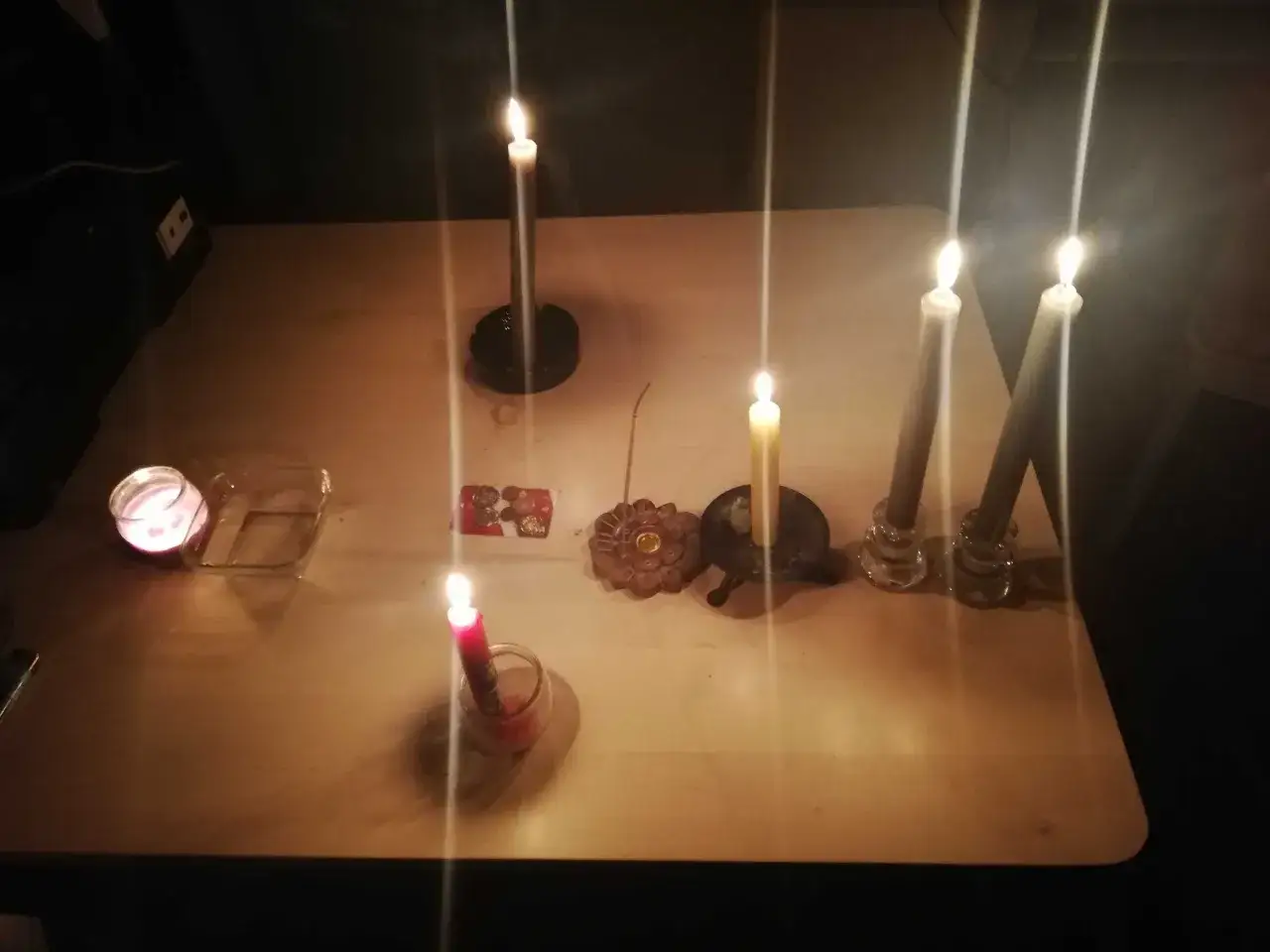 Płonące świece i karty tworzą atmosferę do wróżenia.